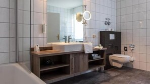 Articles de toilette (gratuits), séchoir à cheveux, pantoufles