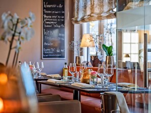 2 restaurants servant le dîner, cuisine locale et internationale