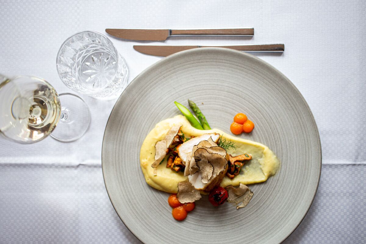 2 restaurants, lunch, dinner served; local and international cuisine