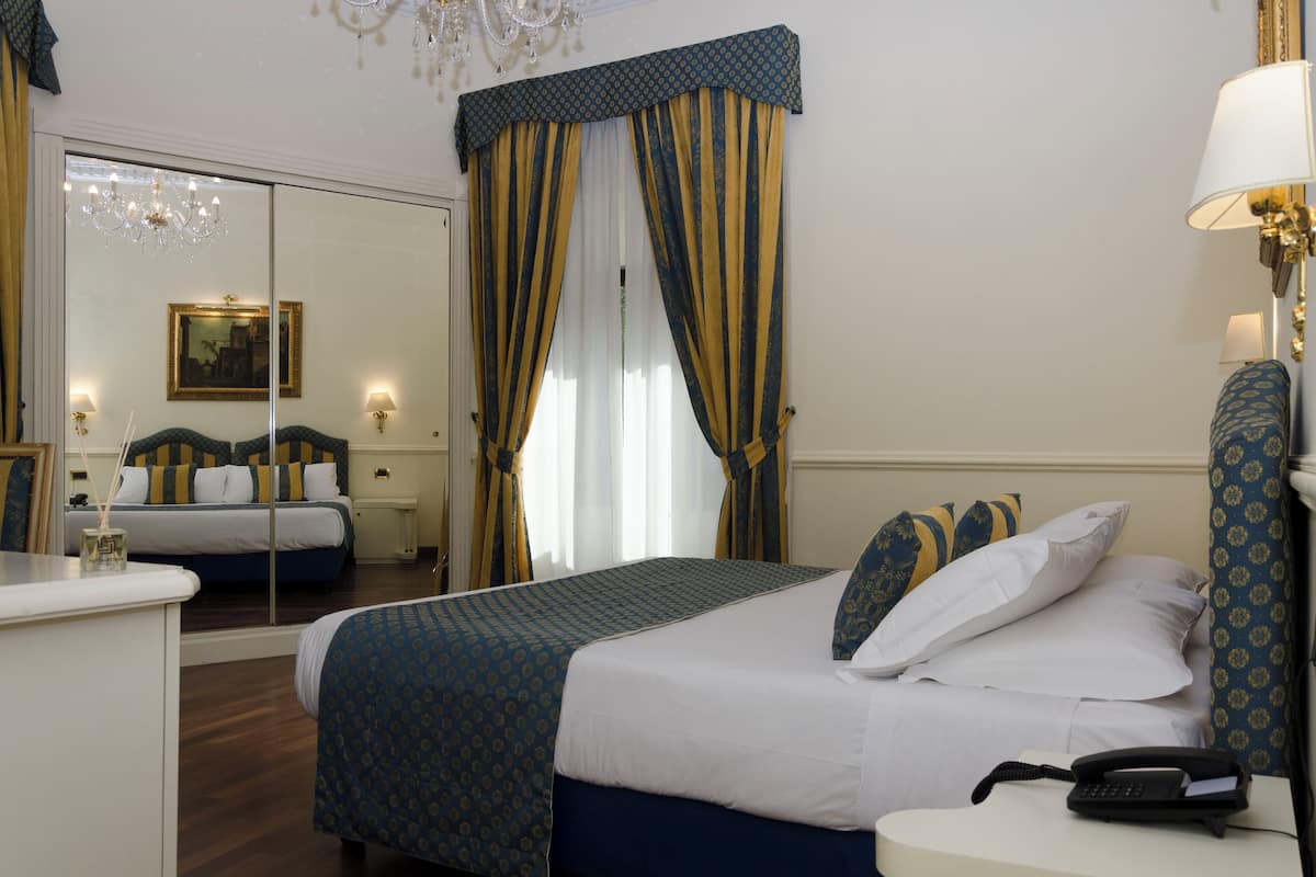 Double Room | Minibar, in-room safe, desk, soundproofing