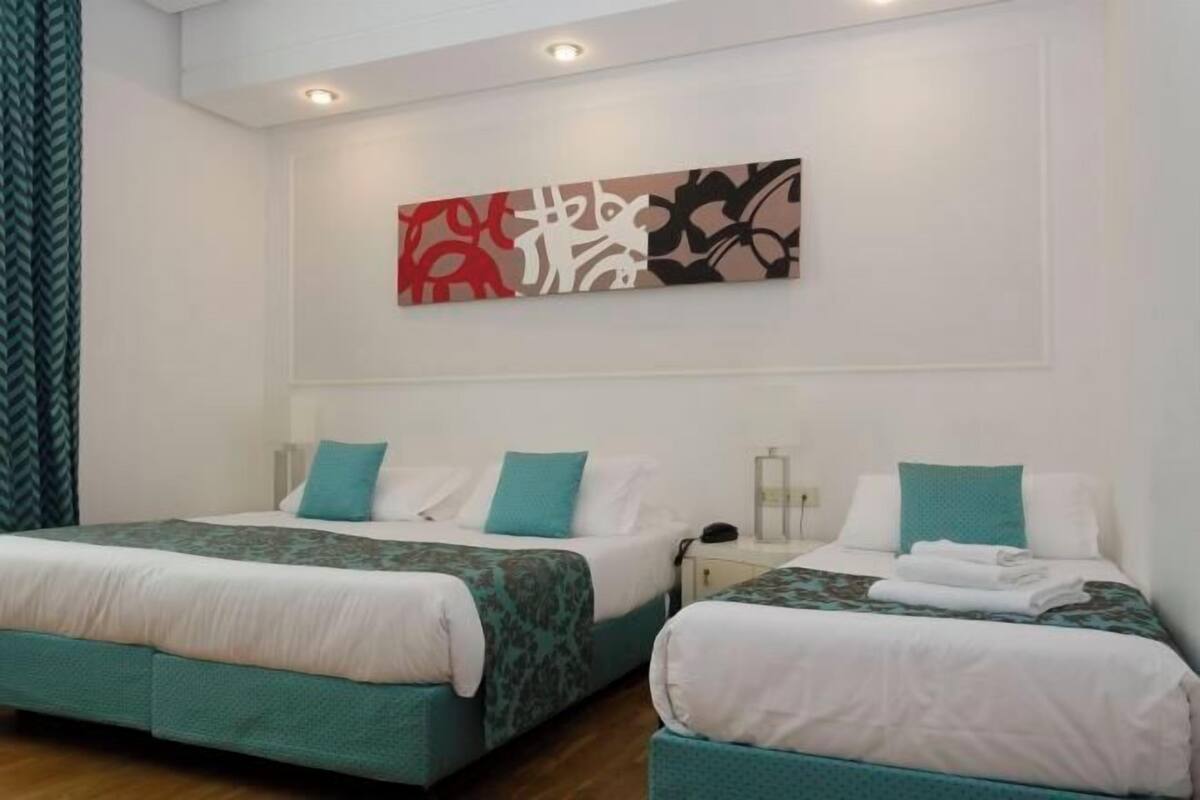 Copriletto in piuma, minibar, una cassaforte in camera, una scrivania