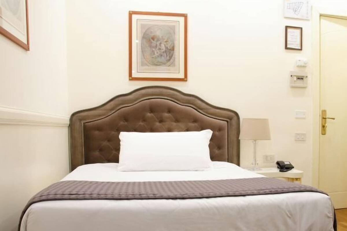 Copriletto in piuma, minibar, una cassaforte in camera, una scrivania