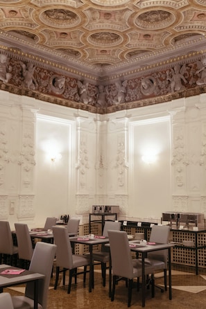 Petit déjeuner servi sur place