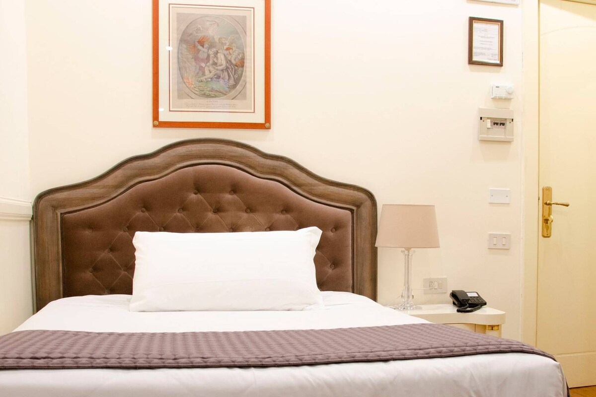 Copriletto in piuma, minibar, una cassaforte in camera, una scrivania