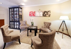 Lobby sitting area - Traiano Hotel (Rome)