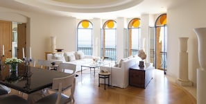 Anax Suite - Two Bedroom | Zona de estar | Smart TV de 43 pulgadas con canales por satélite, Netflix