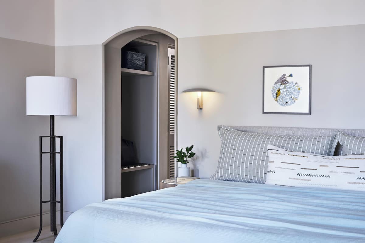 Alexandros Residence with Pool | Minibar, caja de seguridad en la habitación y cortinas blackout