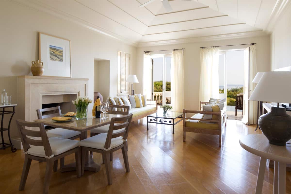 One Bedroom Suite with Private Pool | Minibar, in-room safe, blackout curtains, soundproofing