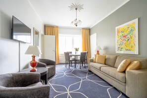 Suite, 1 Bedroom | Living area