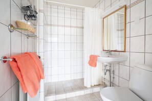 Regadera, amenidades de baño gratuitas, secadora de cabello, toallas 