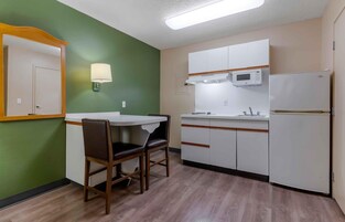 Estúdio luxo, 1 cama King e sofá-cama, para não fumantes | Cozinha privada | Geladeira, micro-ondas, cooktop, cafeteira/chaleira