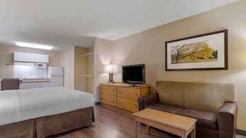 Deluxe studio, 1 kingsize bed met slaapbank, niet-roken | Een bureau, een laptopwerkplek, een strijkplank/strijkijzer, gratis wifi