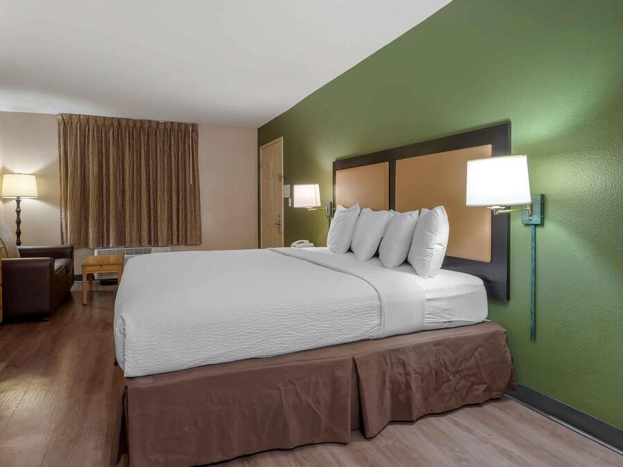 Deluxe Studio, 1 King Bed with Sofa bed, Non Smoking | Desk, laptop workspace, iron/ironing board, WiFi (free)