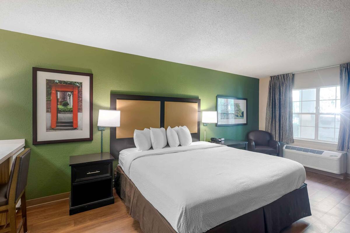 Deluxe Studio, 1 King Bed with Sofa bed, Non Smoking | Laptop workspace, WiFi (free), bed sheets