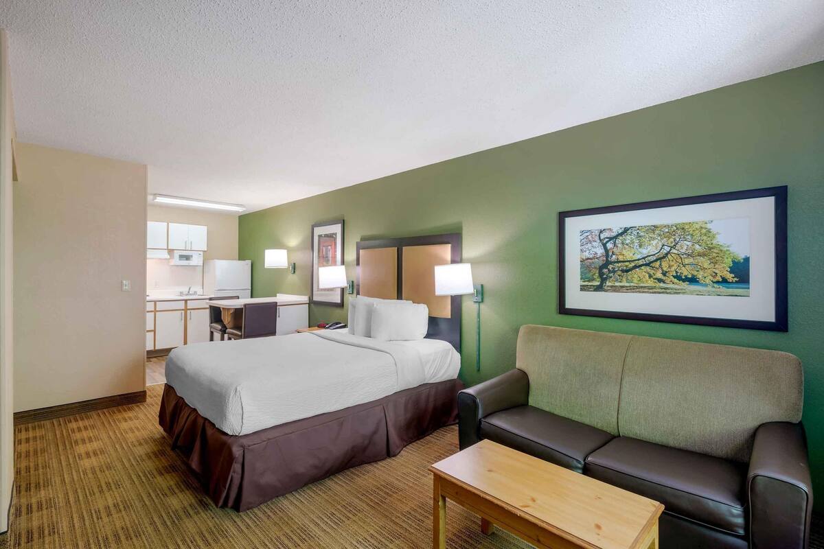 Deluxe Studio, 1 Queen Bed with Sofa bed, Non Smoking | Laptop workspace, WiFi (free), bed sheets