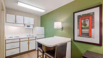 Estudio Deluxe, 1 cama King size y sofá cama, para no fumadores | Cocina privada | Refrigerador, microondas y parrilla de estufa