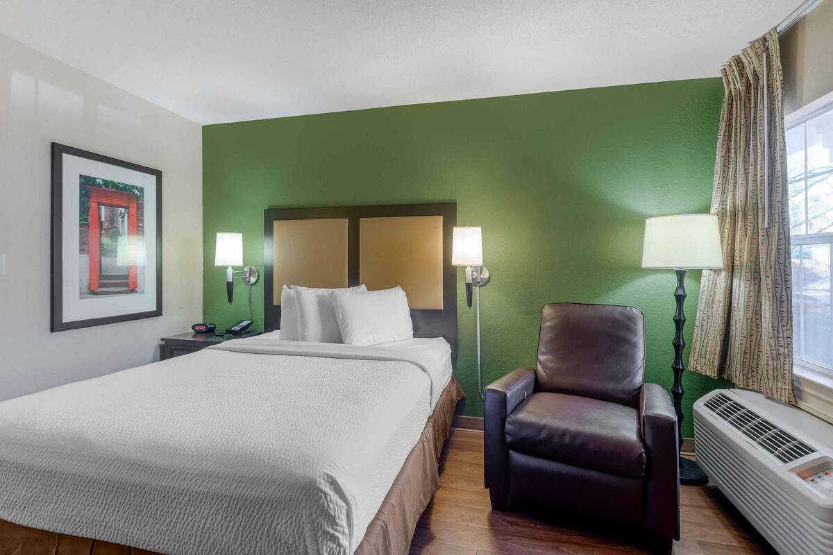 Studio, 1 Queen Bed, Non Smoking | Laptop workspace, WiFi (free), bed sheets