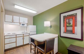 Deluxe Studio, 1 King Bed with Sofa bed, Non Smoking | Private kitchen | Fridge, microwave, stovetop - Extended Stay America Select Suites Atlanta Perimeter Hammon (Atlanta)