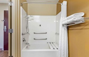 Combined shower/tub, free toiletries, towels - Extended Stay America Select Suites Atlanta Perimeter Hammon (Atlanta)