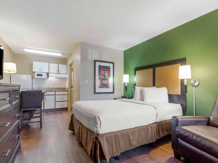 Espacio para trabajar con laptop, wifi gratis y ropa de cama