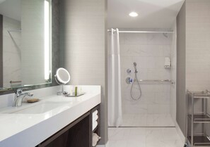 Articles de toilette de luxe, sèche-cheveux, serviettes fournies