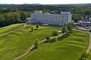 A large, rectangular hotel with a symmetrical facade, multiple windows, and a central courtyard. - Hilton Atlanta/Marietta Hotel & Conference Center (Marietta)