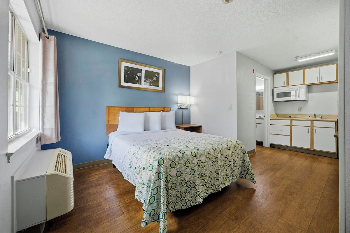 Studio, 1 Queen Bed, Non Smoking | Free WiFi, bed sheets, wheelchair access