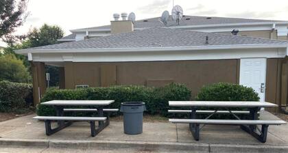 HomeTowne Studios by Red Roof Atlanta – Peachtree Corners