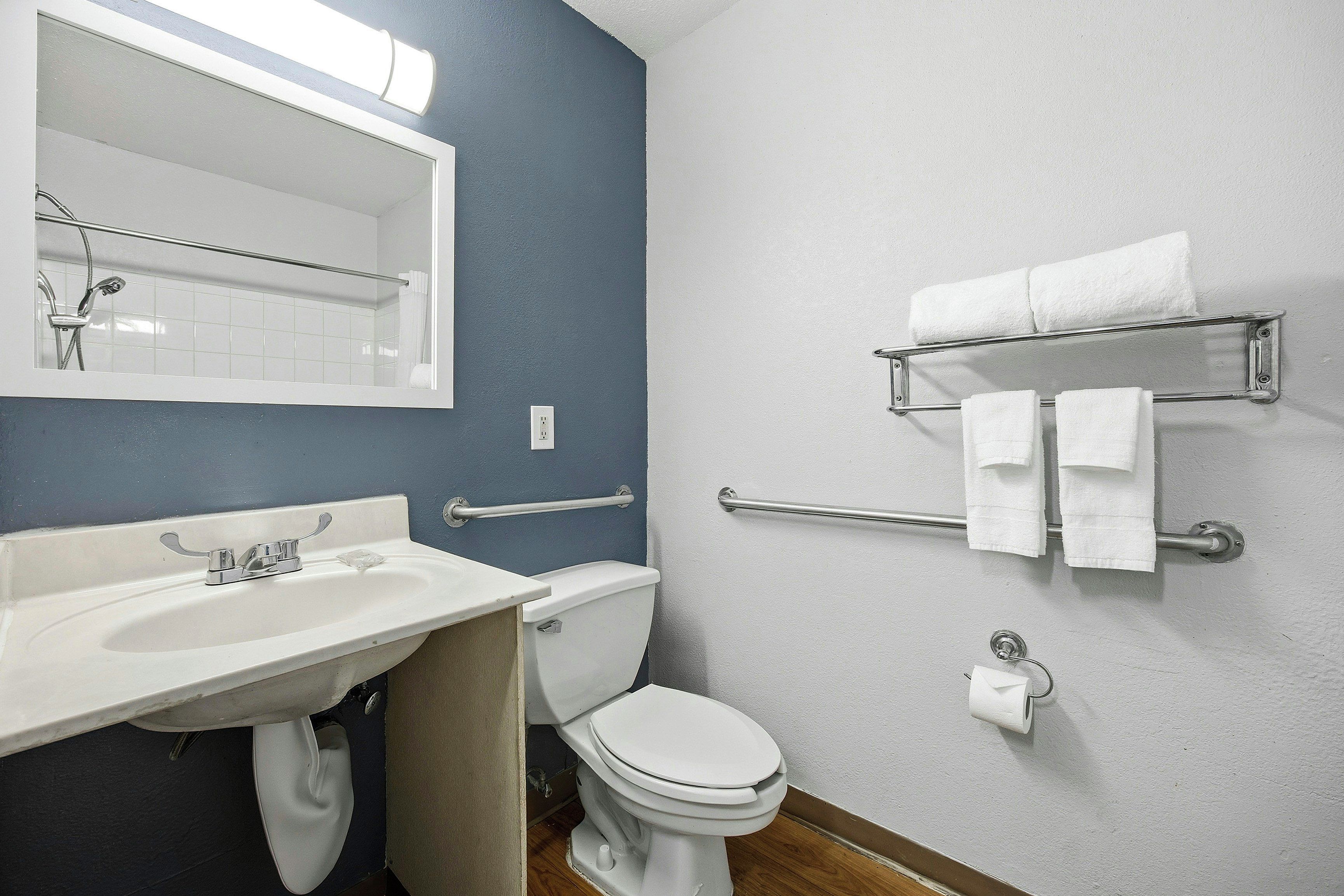 Studio, 1 Queen Bed, Accessible, Non Smoking | Accessible bathroom