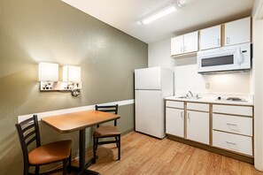 Frigorífico, microondas y placa de cocina