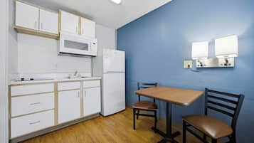 Studio, 2 Queen Beds, Non Smoking | Free WiFi, bed sheets, wheelchair access