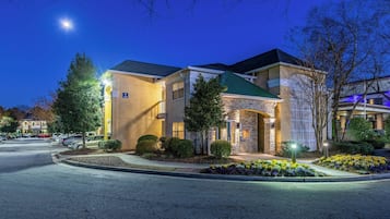 Fachada de la propiedad por la tarde o noche