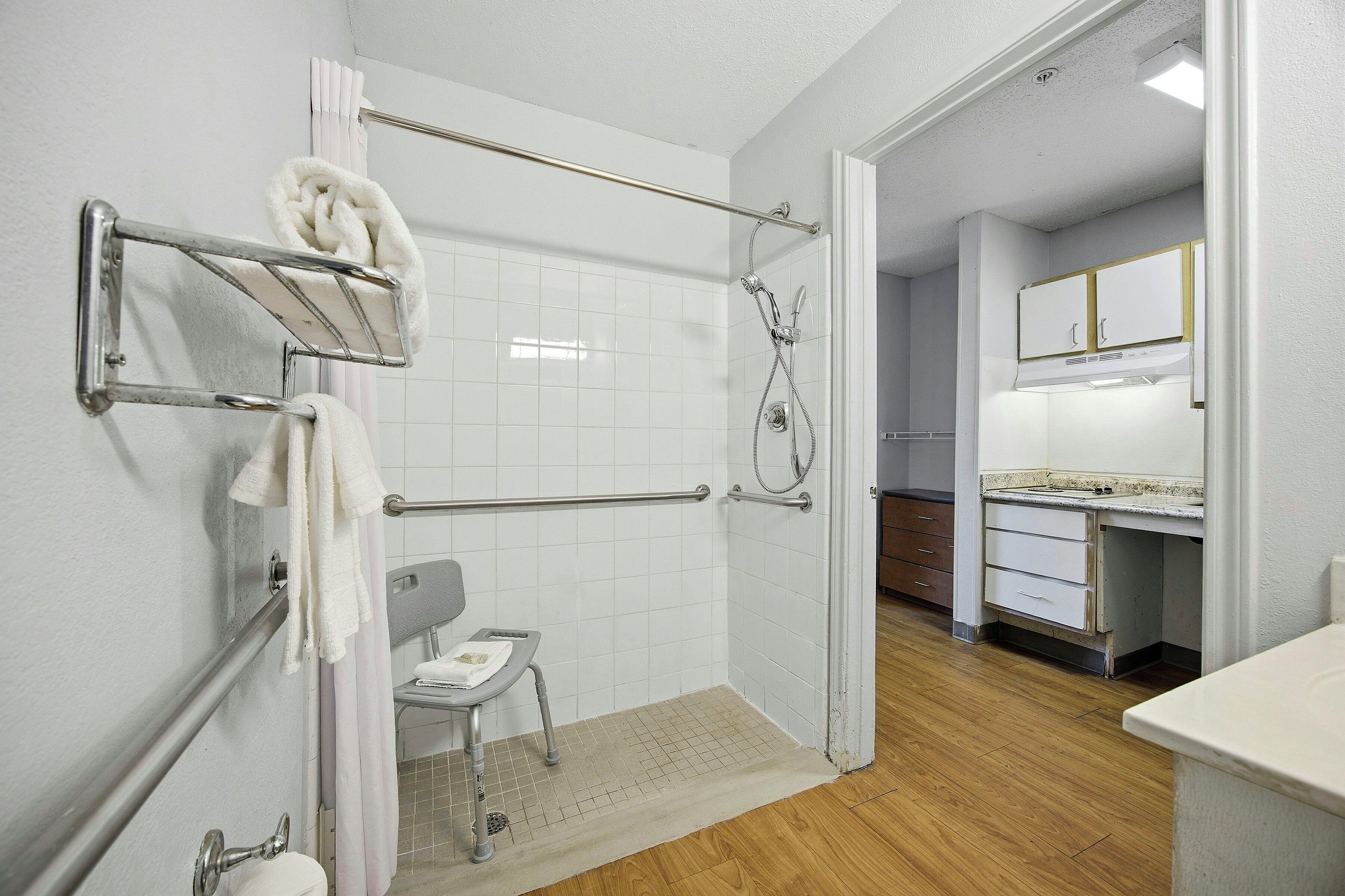 Studio, 1 Queen Bed, Accessible, Non Smoking | Bathroom | Combined shower/tub, free toiletries, towels