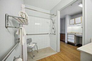 Estudio, 1 cama de matrimonio, accesible para personas con discapacidad, no fumadores | Baño | Ducha y bañera combinadas y artículos de higiene personal gratuitos