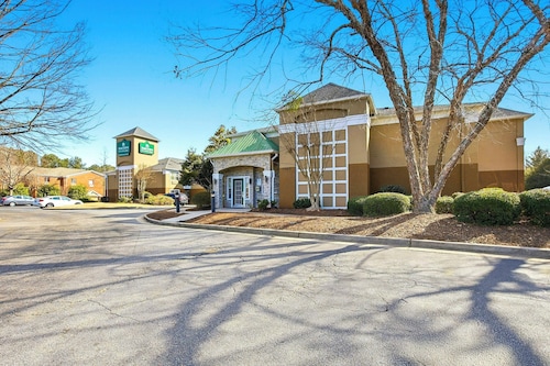 HomeTowne Studios by Red Roof Atlanta – Peachtree Corners