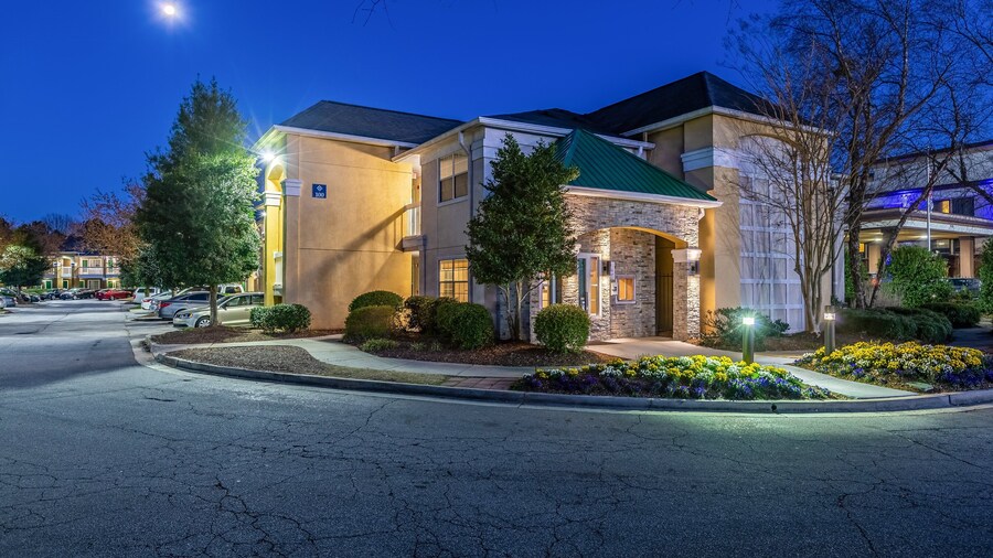 HomeTowne Studios by Red Roof Atlanta NE - Peachtree Corners