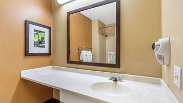 Estudio, 2 camas Queen size, para no fumadores | Baño | Tina con regadera, amenidades de baño gratuitas, secadora de cabello