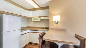 Estudio Deluxe, 1 cama de matrimonio grande con sofá cama, no fumadores | Cocina privada | Frigorífico, microondas y placa de cocina