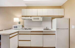 Studio, 2 grands lits, non-fumeur | Cuisine privée | Réfrigérateur, four à micro-ondes, surface de cuisson