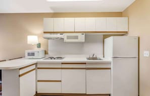 Studio, 2 grands lits, non-fumeurs | Cuisine privée | Réfrigérateur, micro-ondes, plaque de cuisson