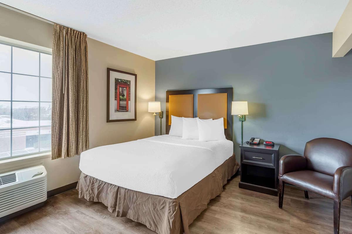Laptop workspace, iron/ironing board, free WiFi, bed sheets