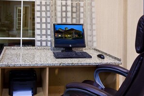 Business center - La Quinta Inn & Suites by Wyndham USF (Near Busch Gardens) (Tampa)