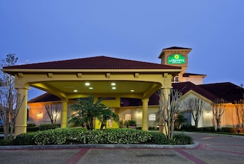 La Quinta Inn & Suites by Wyndham USF (Near Busch Gardens)