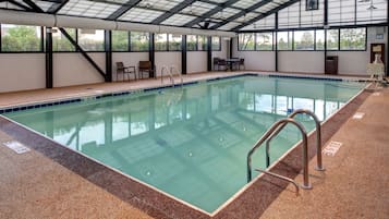 Indoor pool, sun loungers