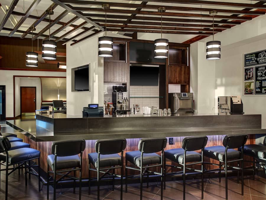 Serve almoço e jantar