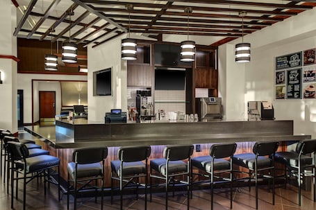 Serves lunch and dinner