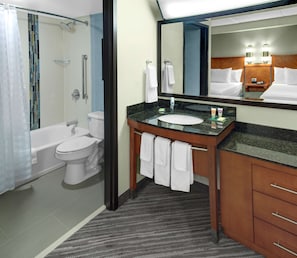 Combined shower/tub, designer toiletries, hair dryer, towels - Hyatt Place Pittsburgh Airport/Robinson Mall (Pittsburgh)