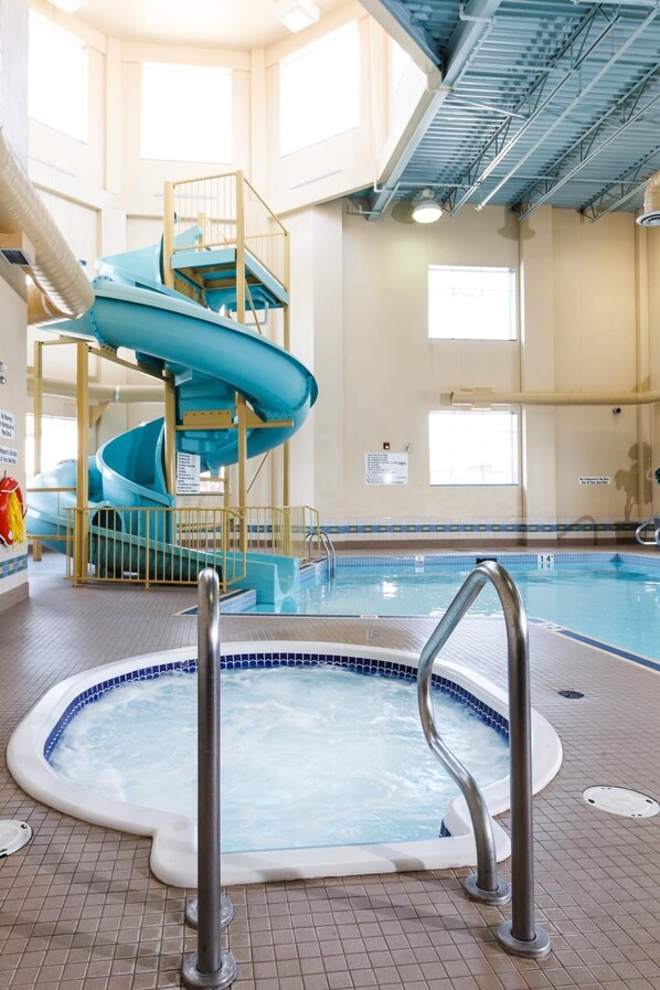 Indoor pool - The Glenmore Inn & Convention Centre (Calgary)