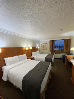 Escritorio, cortinas blackout y tabla de planchar con plancha