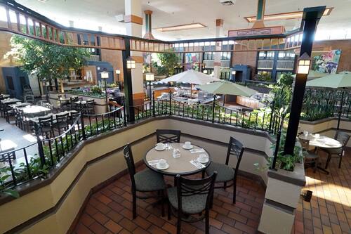 2 restaurantes; se sirven desayunos